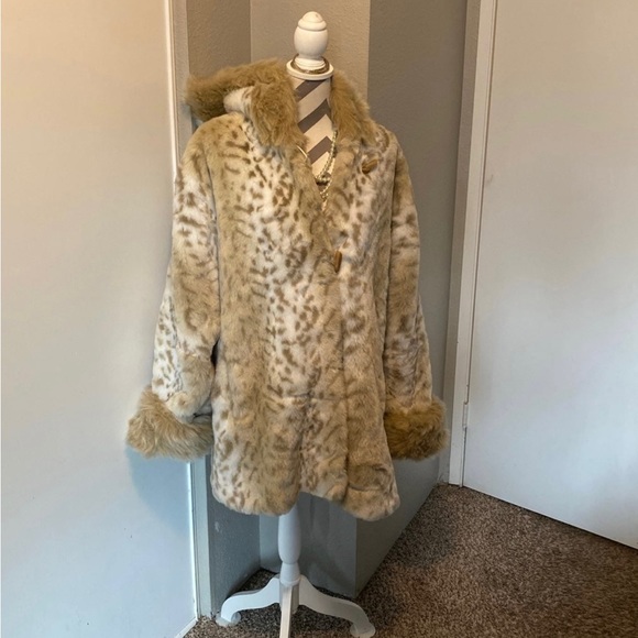 Gorgeous faux fur winter coat - Picture 3 of 6